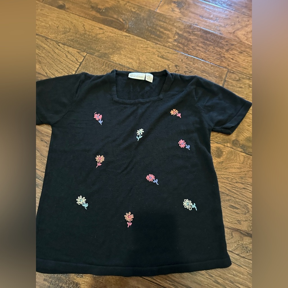 Gloria Vanderbilt Black embroidered short sleeve blouse, size S/P